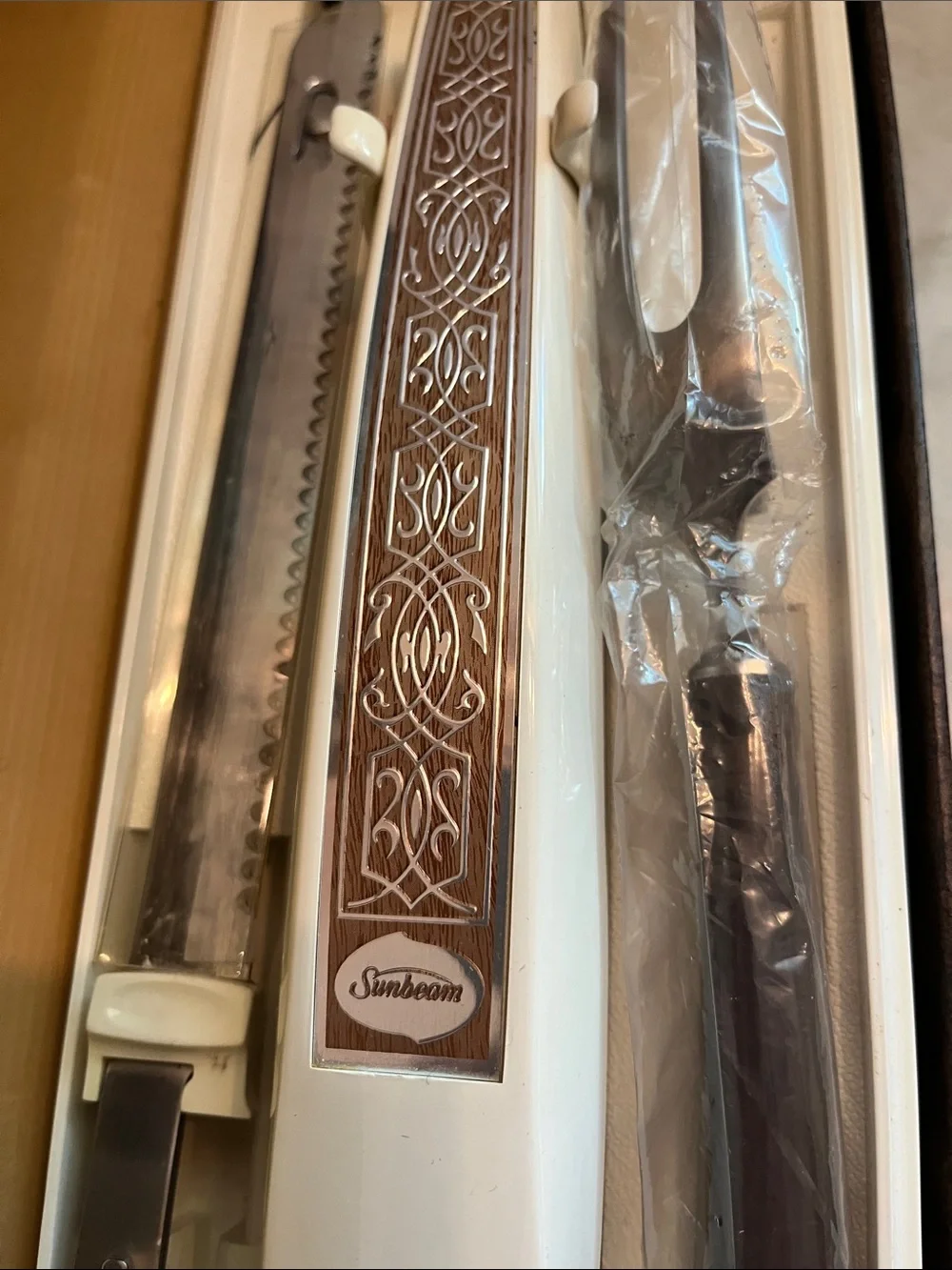 VTG sunbeam slicing knife set.  Carving set good working condition.  Box damaged